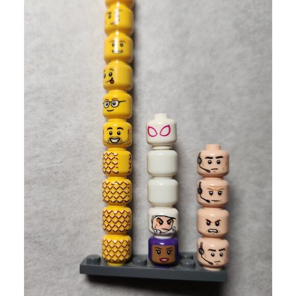 Lego Minifigure Heads Lot Of 22 Yellow, Flesh, White, Purple Pre-owned - Picture 3 of 5